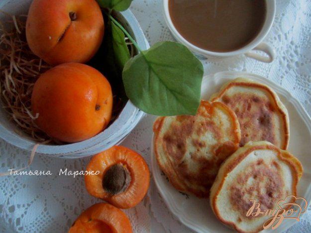 фото рецепта: Оладьи на кефире с кусочками абрикоса