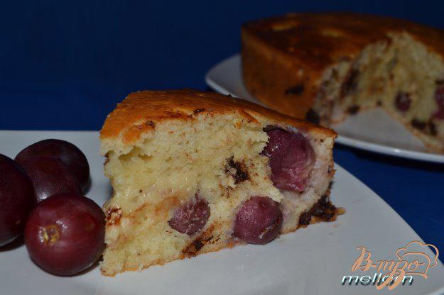 фото рецепта: Йогуртовый пирог с виноградом и шоколадом