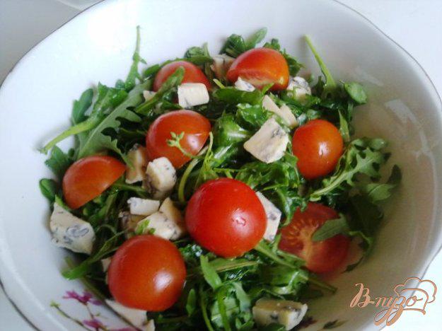фото рецепта: Салат  с рукколой, голубым сыром и помидорами чер