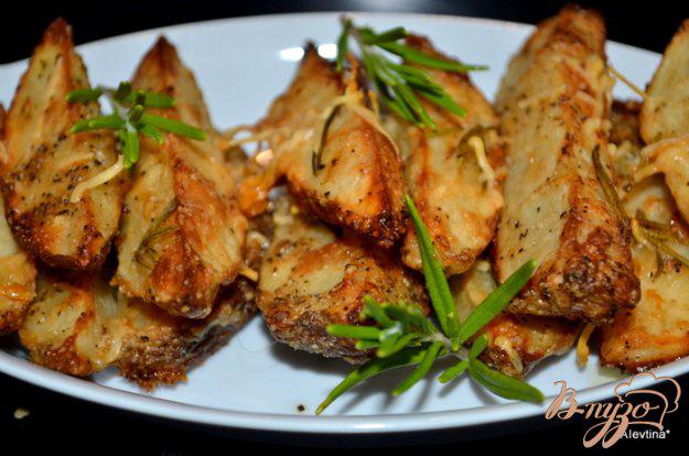 фото рецепта: Картофель дольками с розмарином и пармезаном
