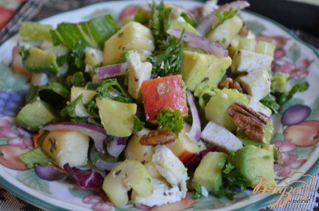 фото рецепта: Салат с курицей и авокадо