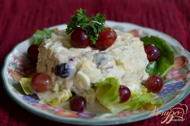 фото рецепта: Салат с тунцом и виноградом