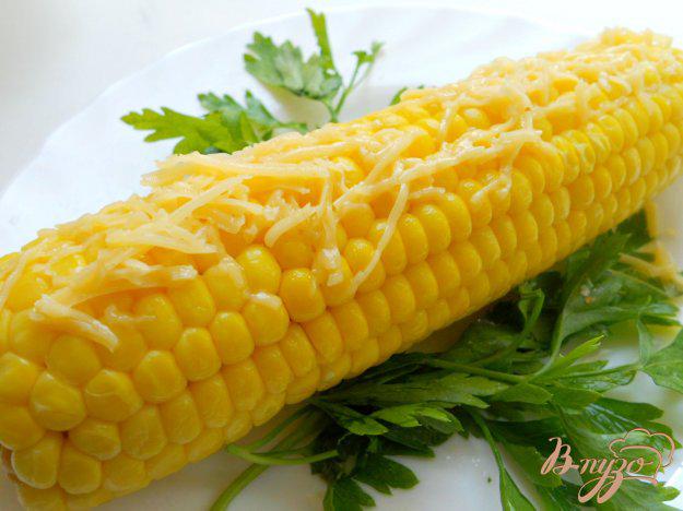 фото рецепта: Кукуруза отварная со сливочным маслом и сыром