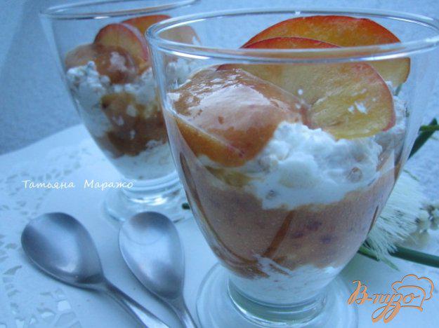 фото рецепта: Десерт со взбитыми сливками и персиками