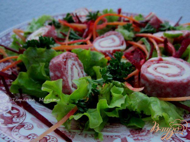 фото рецепта: Салат с рулетиками из салями и сыра