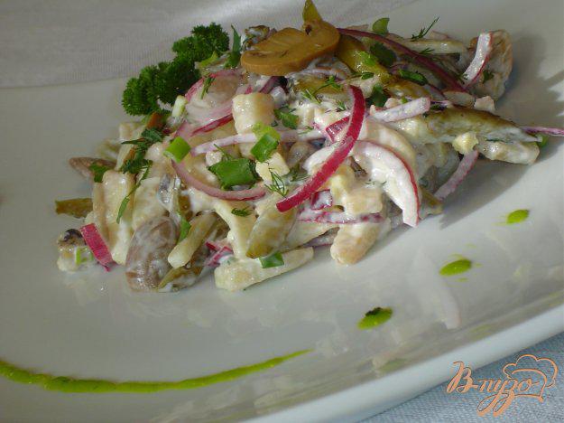 фото рецепта: Салат с шампиньонами, сельдью и осминожками