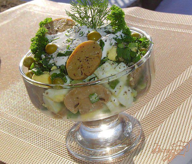 фото рецепта: Салат из шампиньонов и зеленого горошка