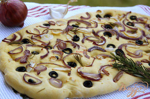 фото рецепта: Фокачча с шафраном, луком, чесноком и маслинами