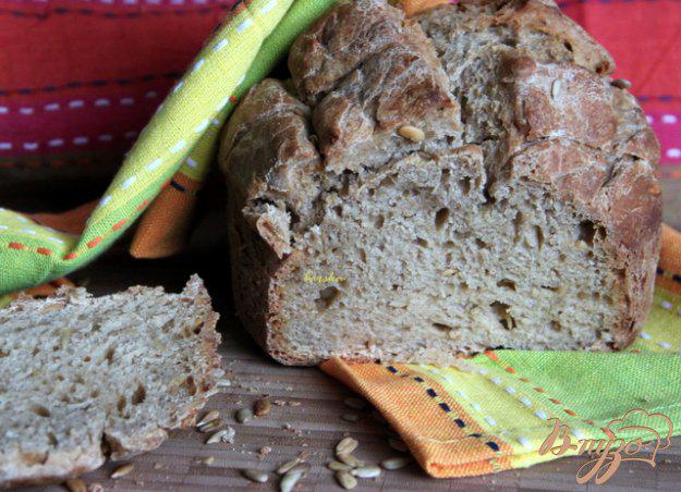 фото рецепта: Пшенично-ржаной хлеб с семечками на закваске