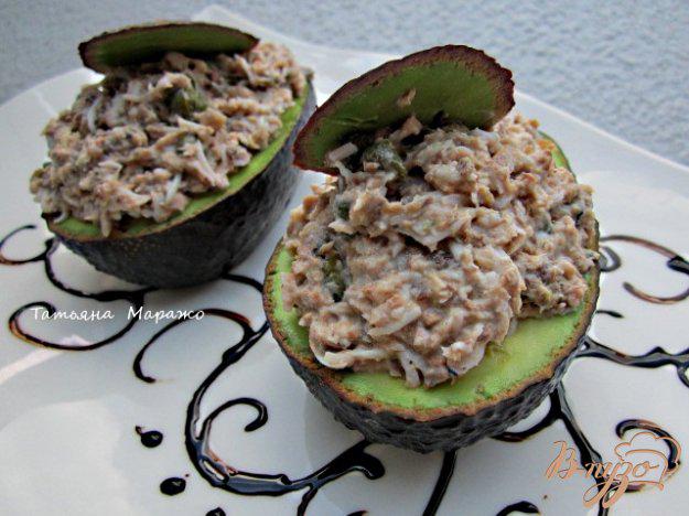 фото рецепта: Авокадо фаршированный сардинами с каперсами