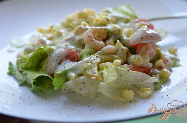 фото рецепта: Салат с креветками и кукурузой