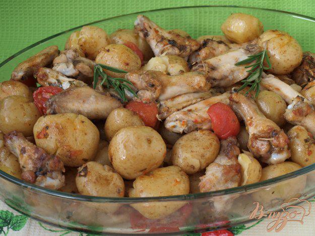фото рецепта: Куриные крылышки запечённые с картофелем и помидорами