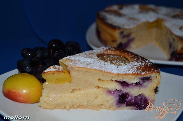фото рецепта: Йогуртовый пирог с нектаринами и виноградом