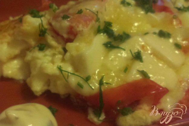 фото рецепта: Яичница с плавленым сыром и томатами