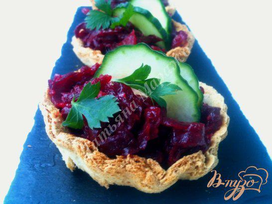 фото рецепта: Хлебные корзиночки со свекольным салатом