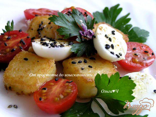 фото рецепта: Салат из жареной поленты с пеперелиными яйцами, помидорами черри и цветками базилика