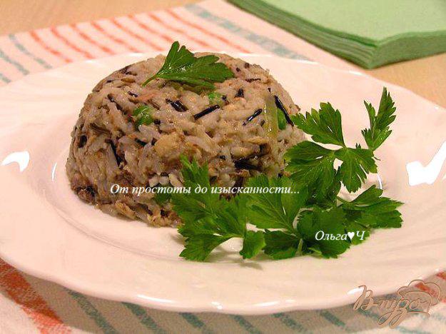 фото рецепта: Дикий и пропаренный рис с зеленым горошком и сайрой