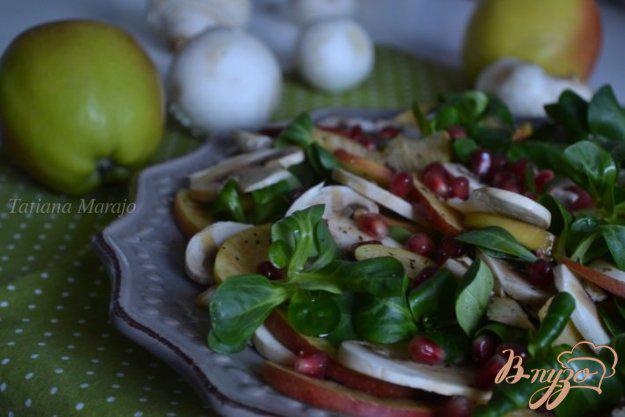фото рецепта: Салат с грибами и яблоками