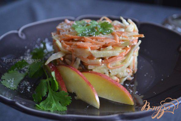 фото рецепта: Салат из сельдерея, моркови и грибов