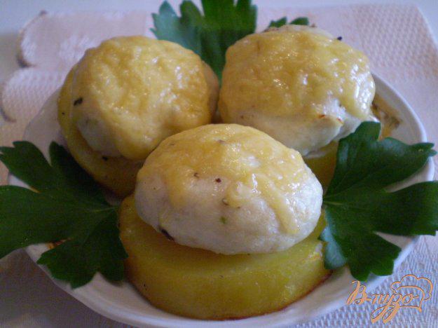 фото рецепта: Мясные шарики на картофеле под сыром