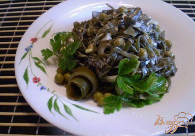 фото рецепта: Салат из морской капусты, лука и горошка