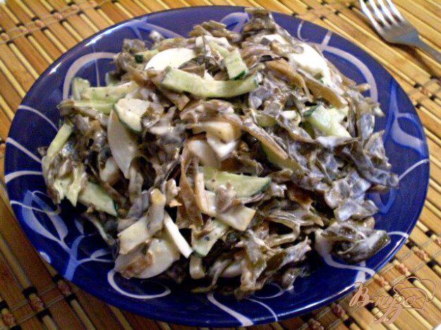 фото рецепта: Салат из морской капусты, кальмара и огурца