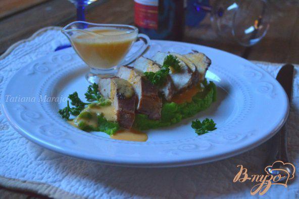 фото рецепта: Куриные грудки с пюре из брокколи и соусом из тыквы