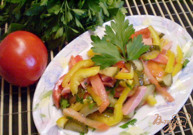 фото рецепта: Салат овощной с колбасой молочной подкопченной