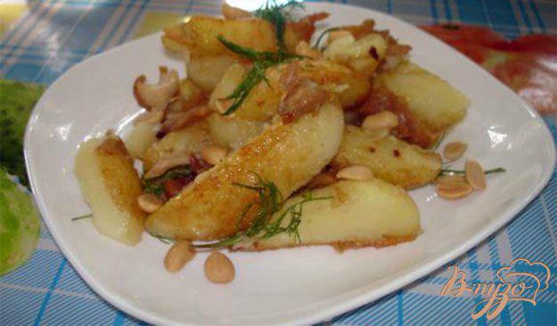 фото рецепта: Молодой картофель с курицей, беконом и соленым арахисом