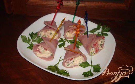 фото рецепта: Рулетики из ветчины с салатом