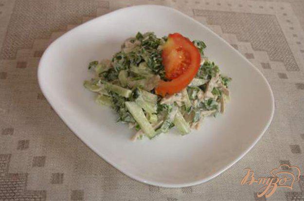 фото рецепта: Овощной салат с черемшой и куриным мясом со сметаной