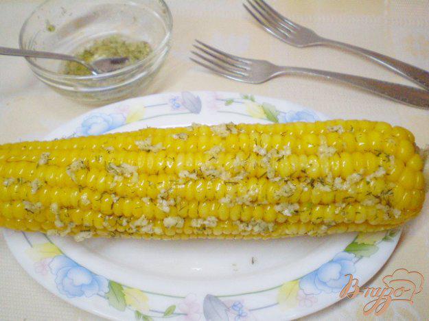 фото рецепта: Отварная кукуруза с чесноком и зеленью