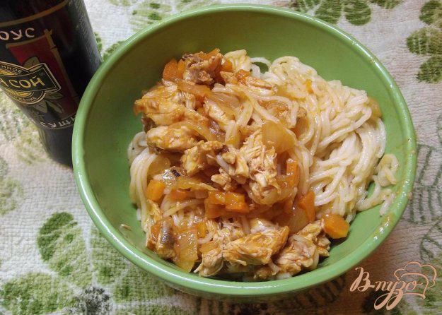 фото рецепта: Спагетти с курицей и заправкой из овощей
