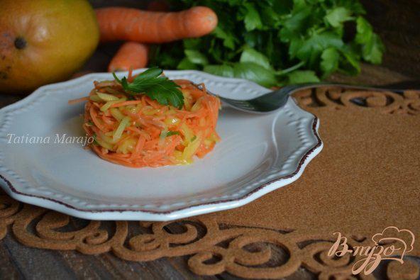 фото рецепта: Салат с морковью и манго