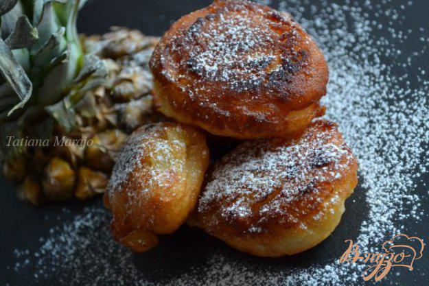 фото рецепта: Дрожжевые пончики с кусочками ананаса