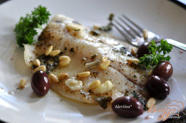 фото рецепта: Рыба с оливками, кедровыми орешками,базиликом и вином