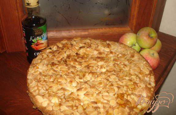 фото рецепта: Яблочный пирог с изюмом, миндалем и кленовым сиропом