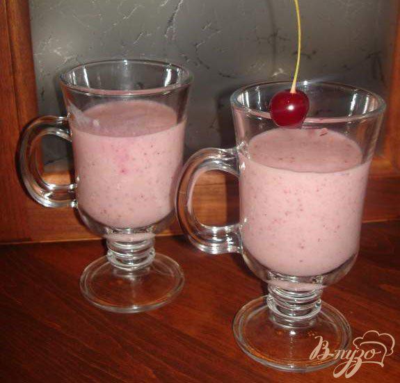 фото рецепта: Молочный коктейль с клубникой