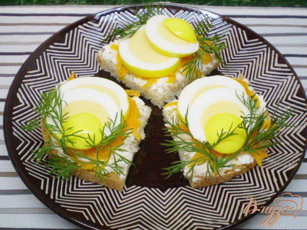фото рецепта: Канапе с двумя видами сыра и маринованными яйцами