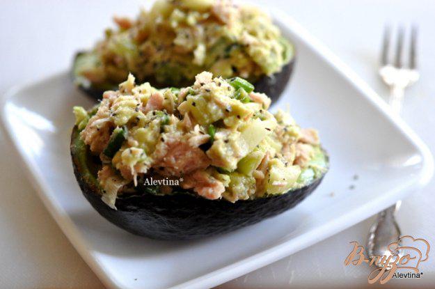 фото рецепта: Авокадо с тунцом