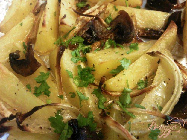 фото рецепта: Запеченный картофель с грибами и луком