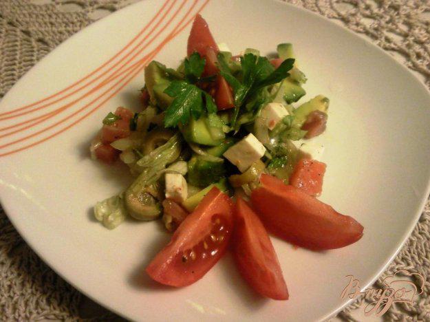 фото рецепта: Салат с авокадо и форелью
