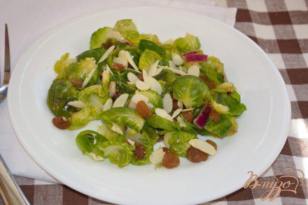 фото рецепта: Салат с брюссельской капустой и изюмом