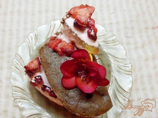 фото рецепта: Шоколадный вишнево-клубничный пирог