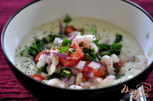 фото рецепта: Суп с авокадо и креветками,томатной сальсой