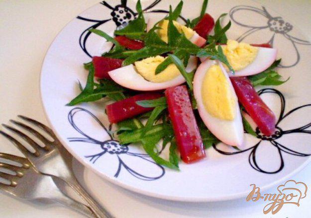 фото рецепта: Салат из маринованных яиц, свеклы и листьев одуванчика