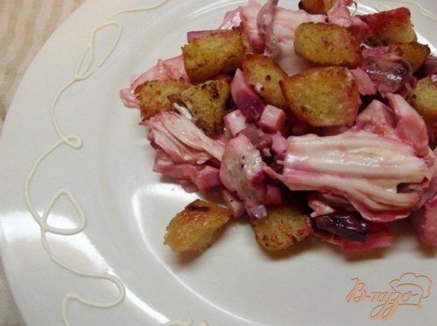фото рецепта: Свекольный салат с капустой и гренками