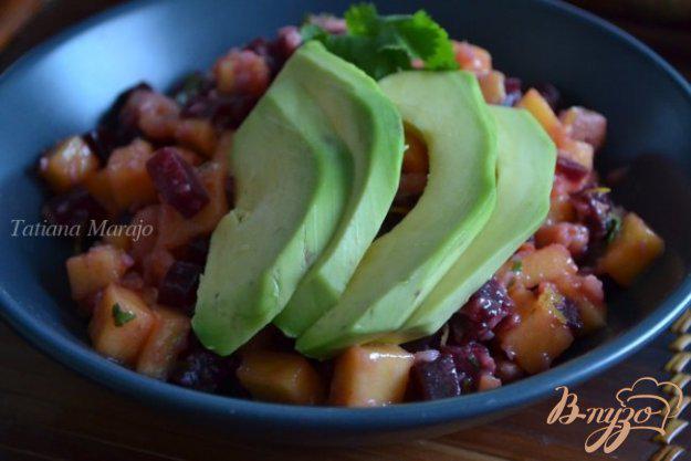 фото рецепта: Свекольный салат с авокадо и креветками