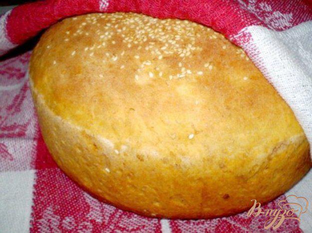 фото рецепта: Томатный хлеб с отрубями, семечками подсолнечника и кунжутом