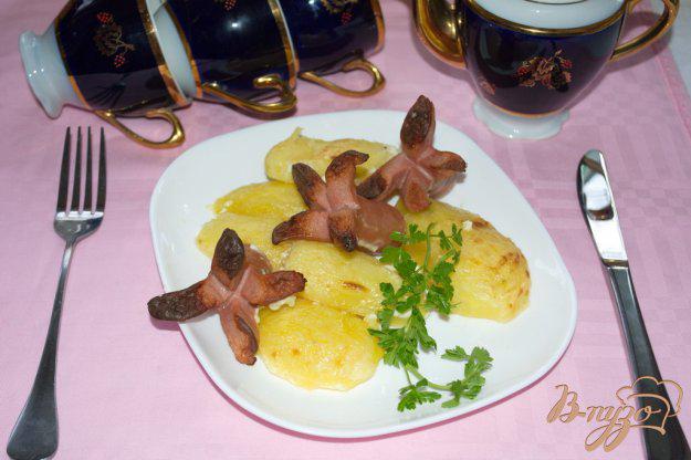 фото рецепта: Запеченные сосиски с картофелем